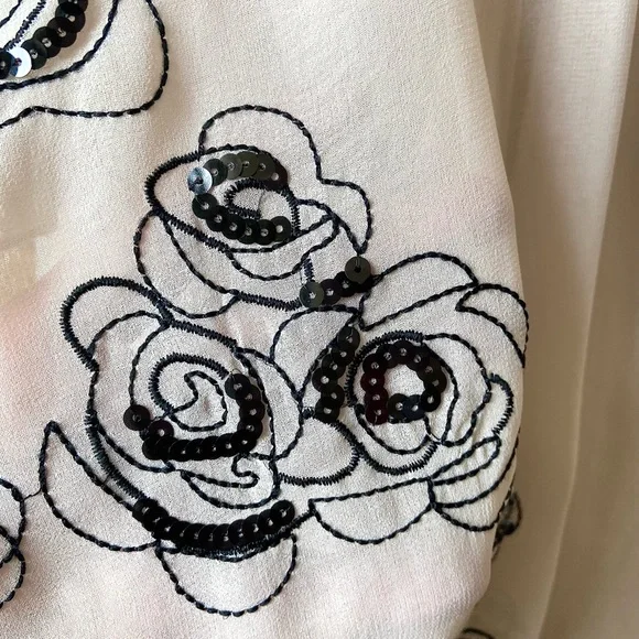 🖤Beige Floral Embroidered Blouse - Picture 3 of 3